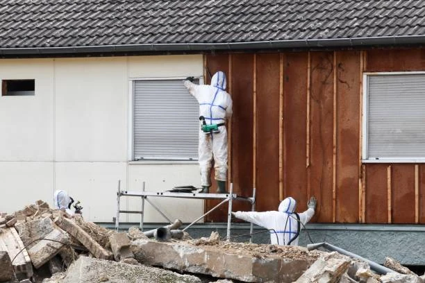 Les équipes RT Bâtiment travaillent au désamiantage de maison